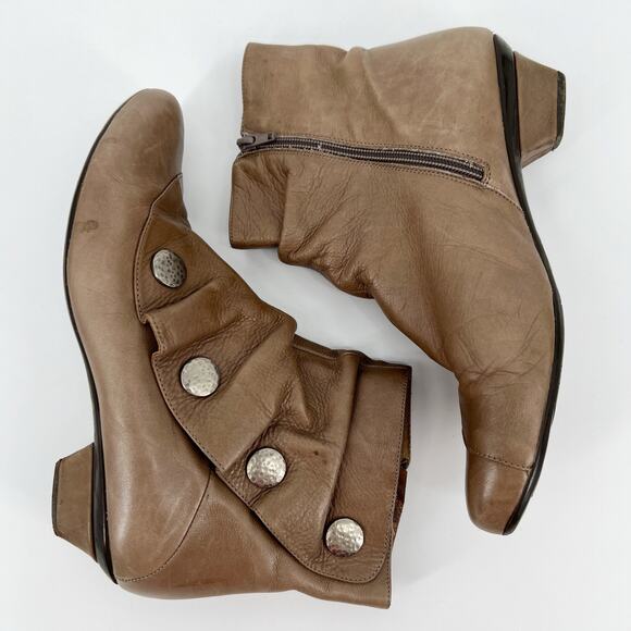 Eric Michael Soho Ankle Boot Womens EU 41 US 9.5 Brown Tan Leather Button Ruffle - Picture 4 of 10